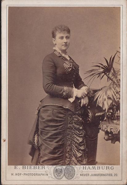 foto photo albumina cabinet card Madame M. Bourgeau by Bieber …