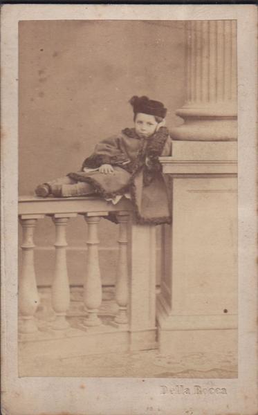 foto photo cdv bambino sulla balaustra in posa by Della …