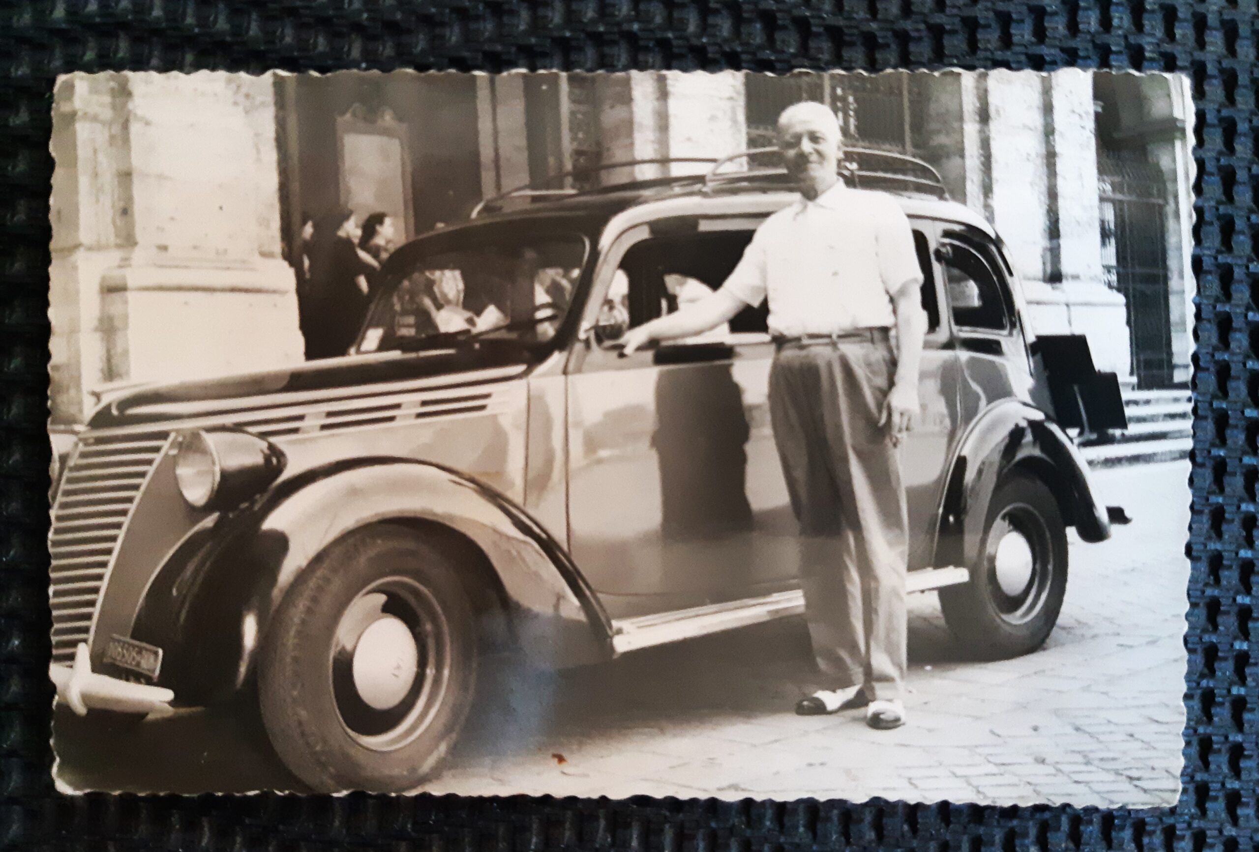 Fotocartolina auto Fiat 1100 non viaggiata animata