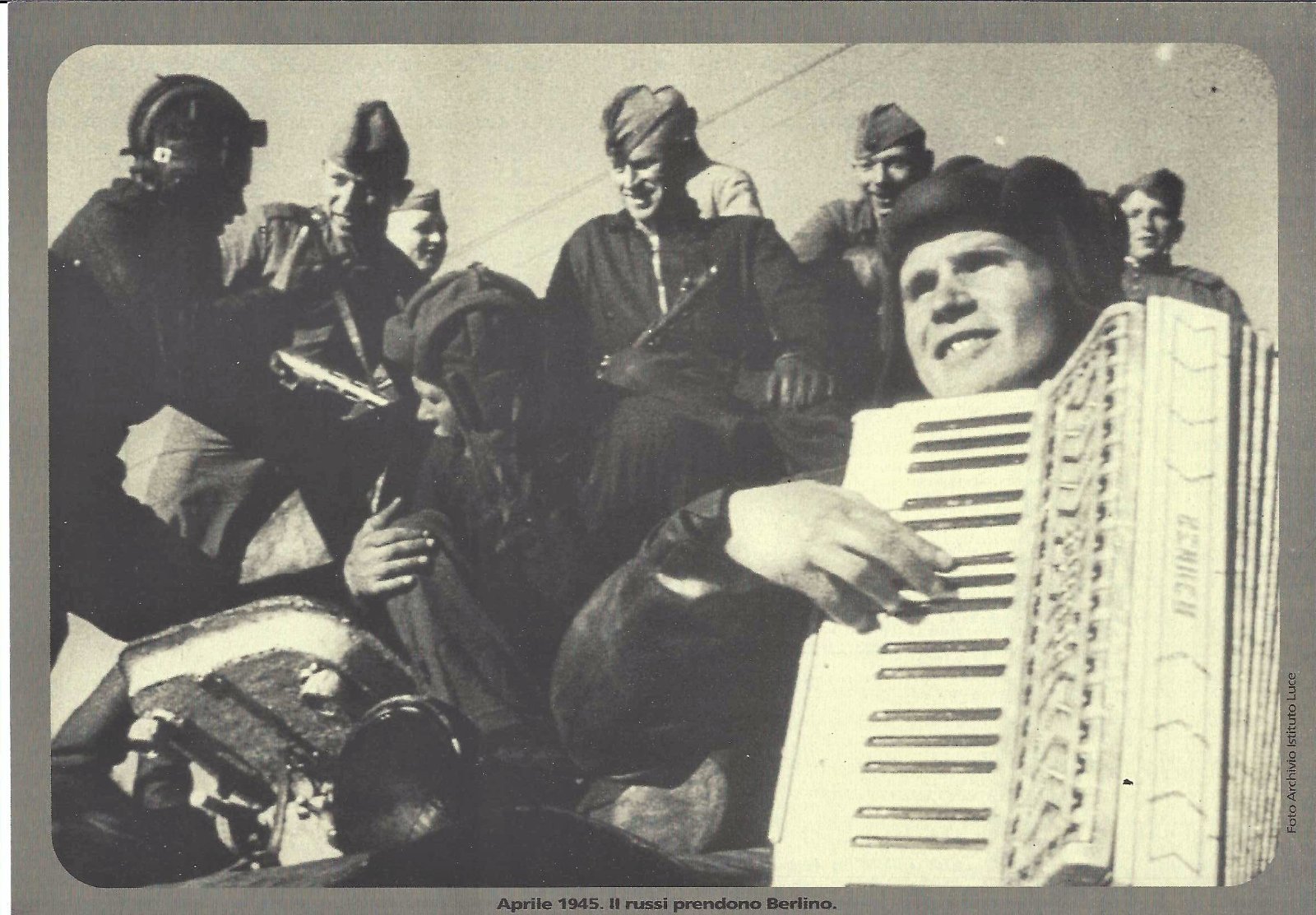 Riproduzione foto archivio Istituto luce aprile 1945 i russi prendono …