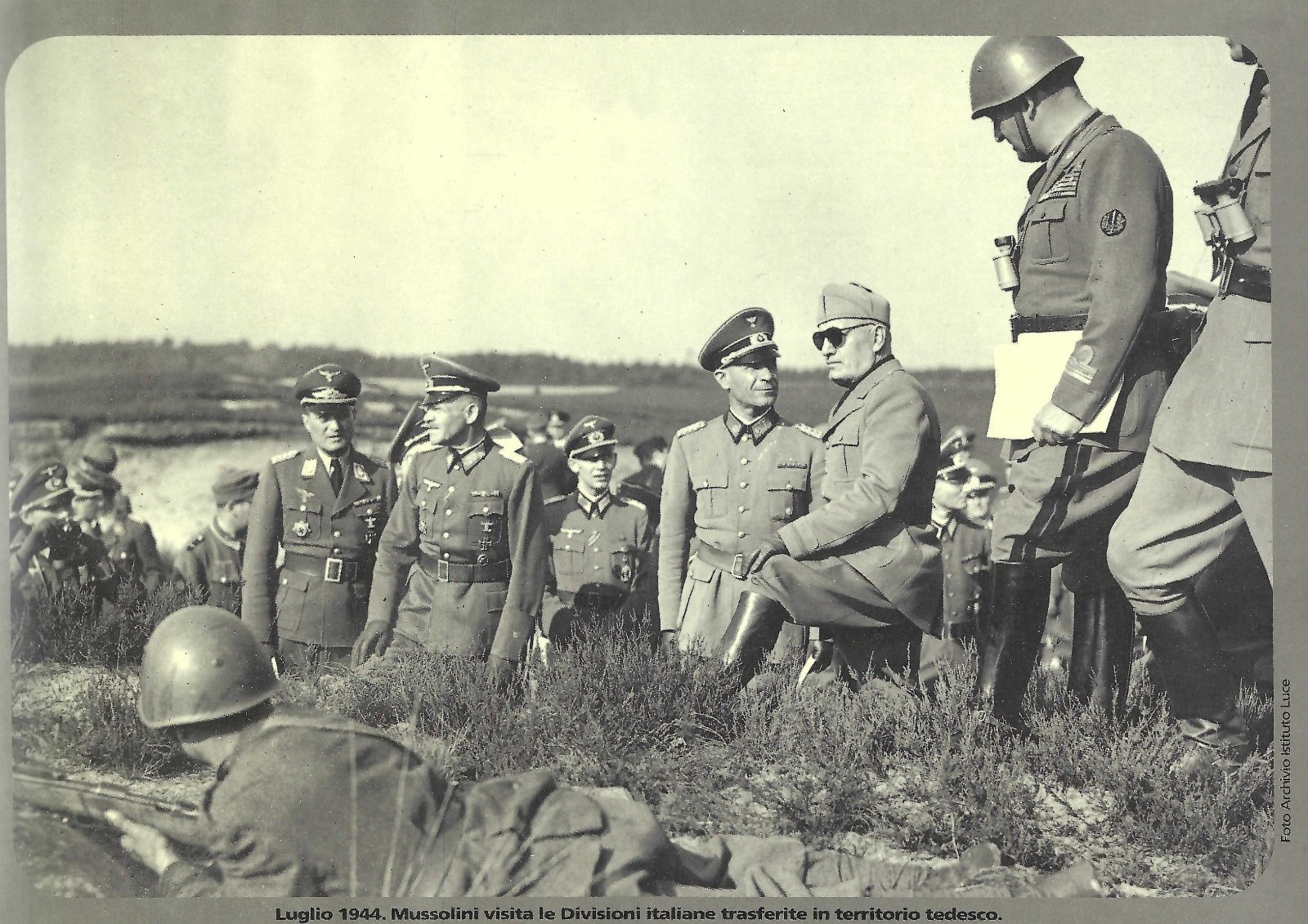Riproduzione foto archivio Istituto luce luglio 1944 Mussolini visita le …