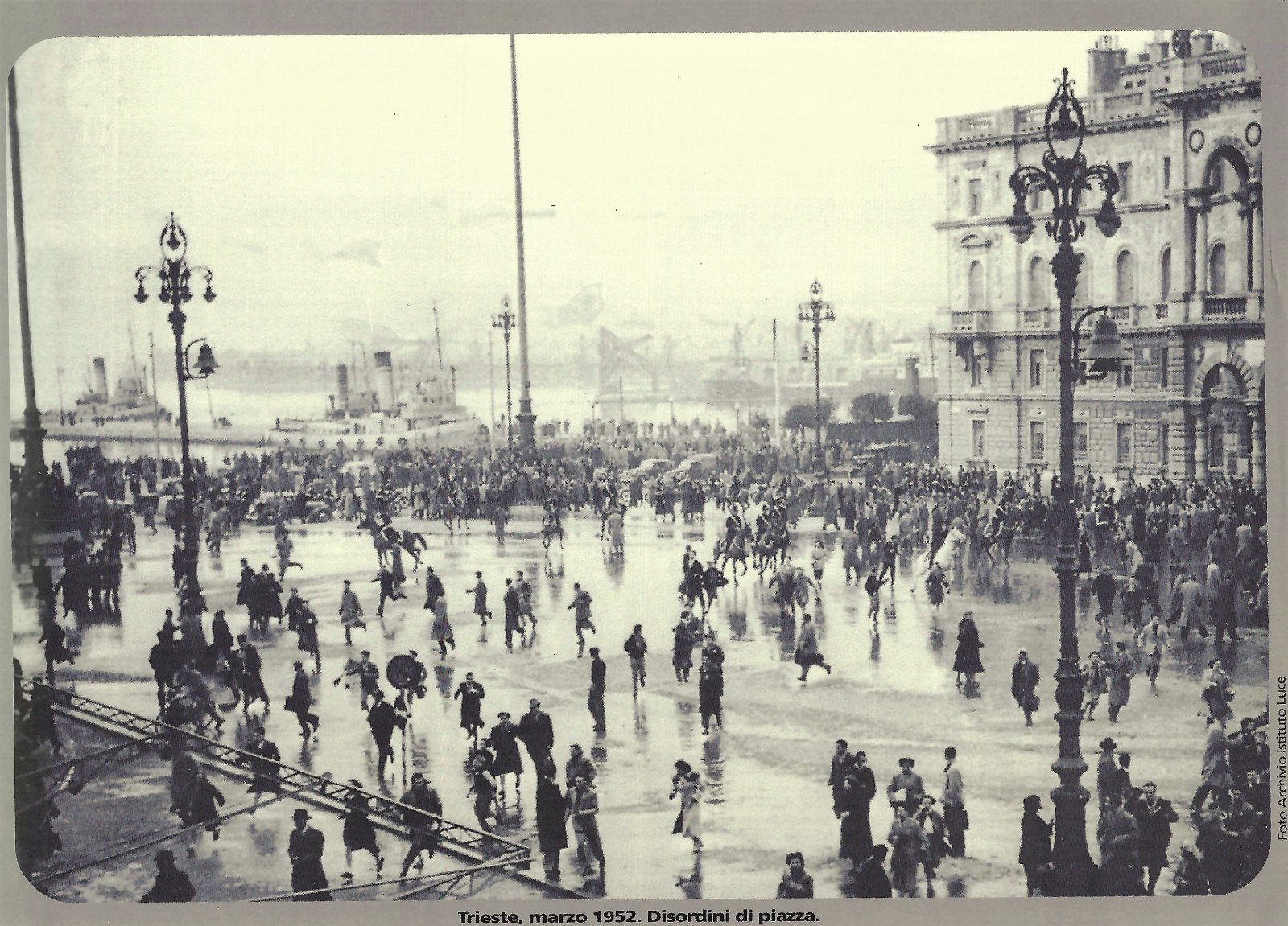 Riproduzione foto archivio Istituto luce Trieste marzo 1952 disordini in …