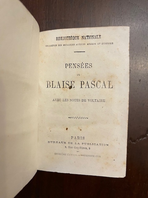Pensées de Blaise Pascal avec les notes de Voltaire. Unito …