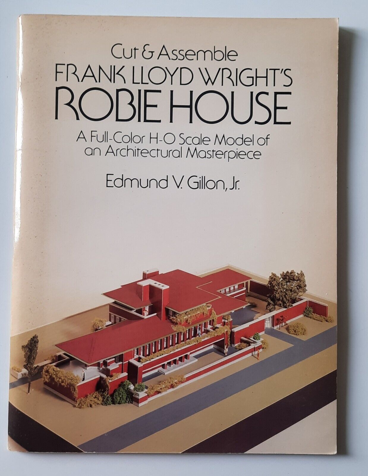 E.V. GILLON JR. FRANK LLOYD WRIGHT'S ROBIE HOUSE DOVER PUB. …