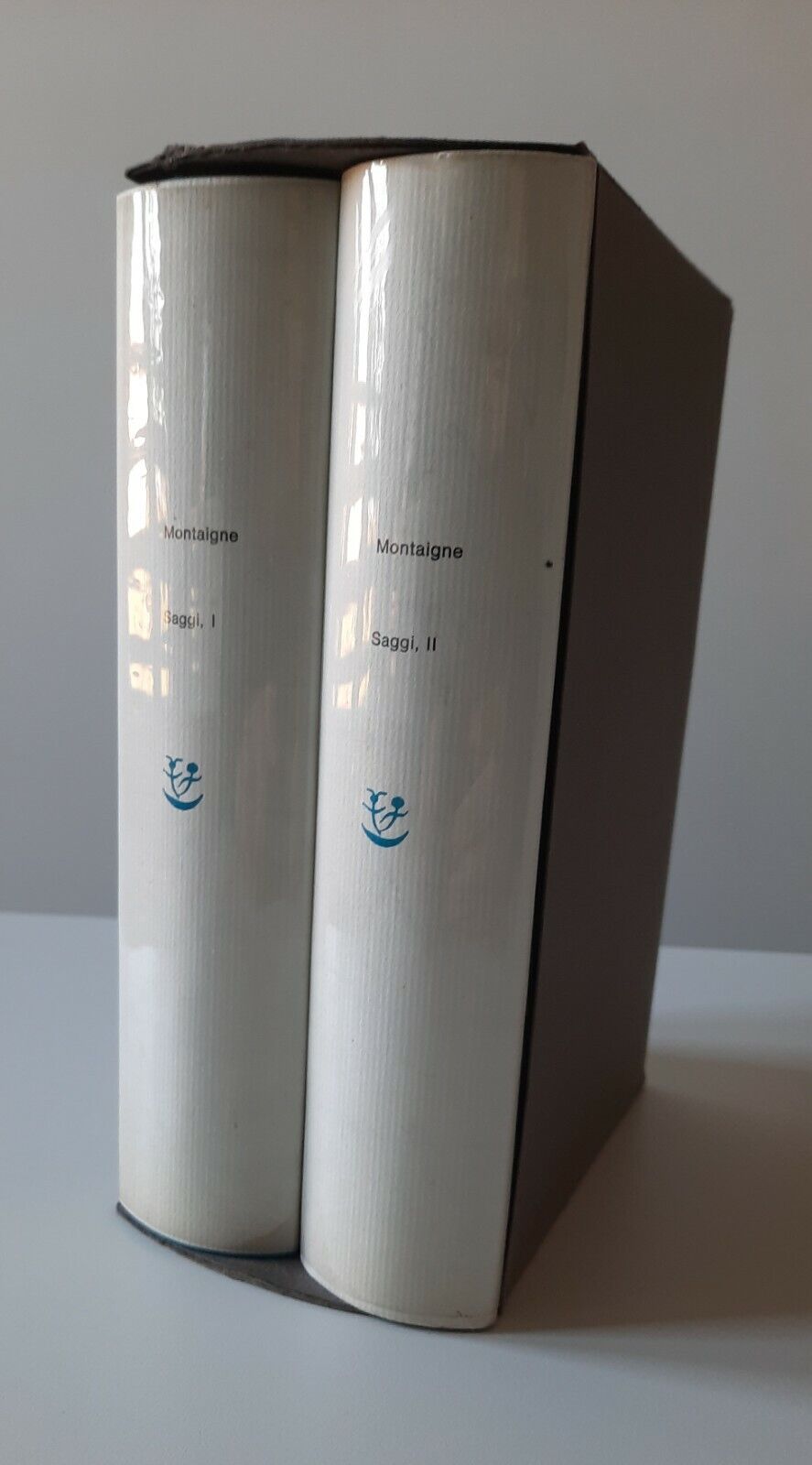 MONTAIGNE SAGGI ADELPHI I CLASSICI 1966 2 VOLUMI