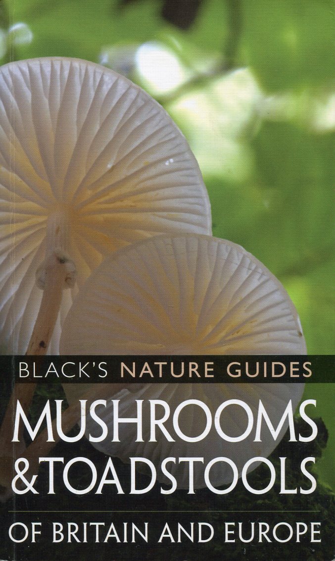 Mushrooms & Toadstools of Britain and Europe (Black's Nature Guides)