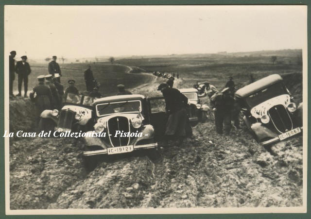 AUTOMOBILISMO. Vetture partecipanti alla Corsa della Prussia orientale nel 1935.