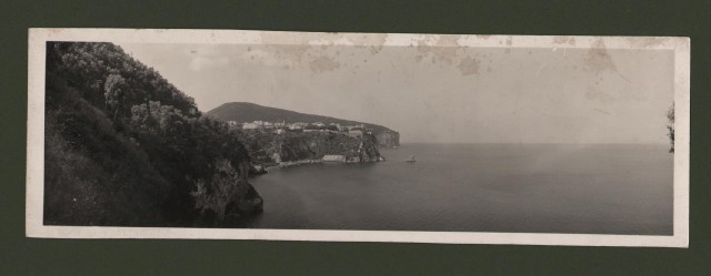 Costiera Sorrentina dalla strada di Castellammare. Un po&#39;¬í macchiata superiormente.