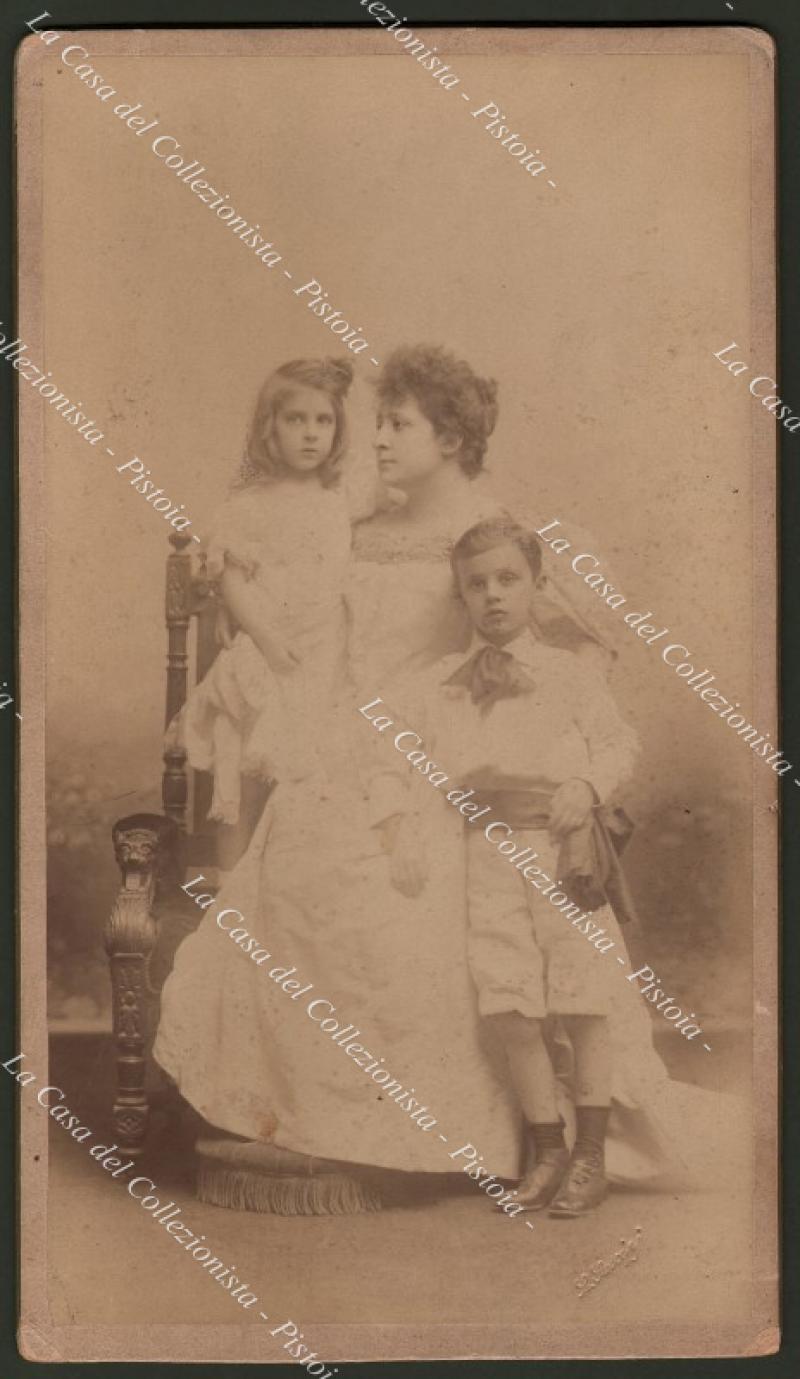 Foto d&#39;epoca raffigurante una madre con due bambini. Scattata dallo …