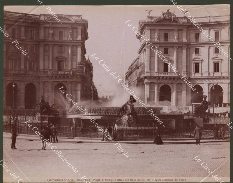 Lazio. ROMA. Piazza di Termini. Fontana dell&#39;Acqua Marcia. Grande fotografia, …