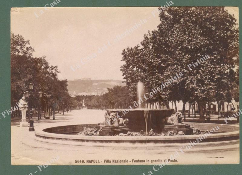 NAPOLI. Circa 1880. Villa Nazionale-Fontana in granito di Pesto. Foto …