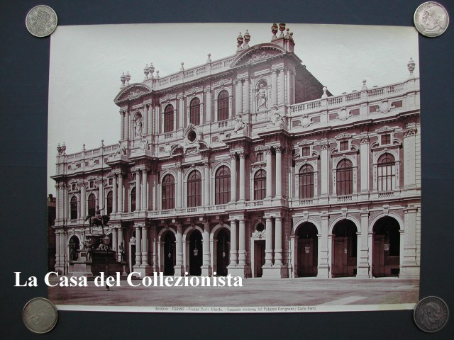 TORINO - Piazza Carlo Alberto - Facciata moderna del palazzo …