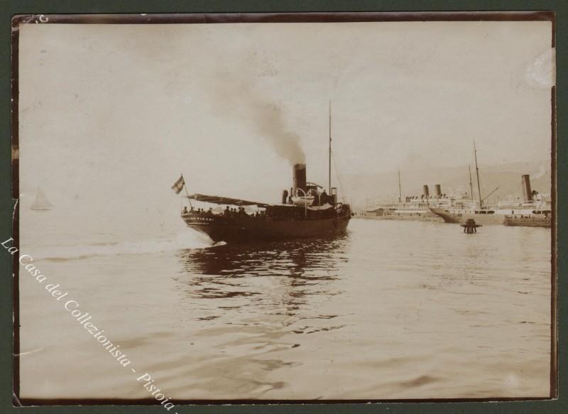 TRIESTE. Foto d&#39;epoca. Vapore in partenza. Fine 1800.