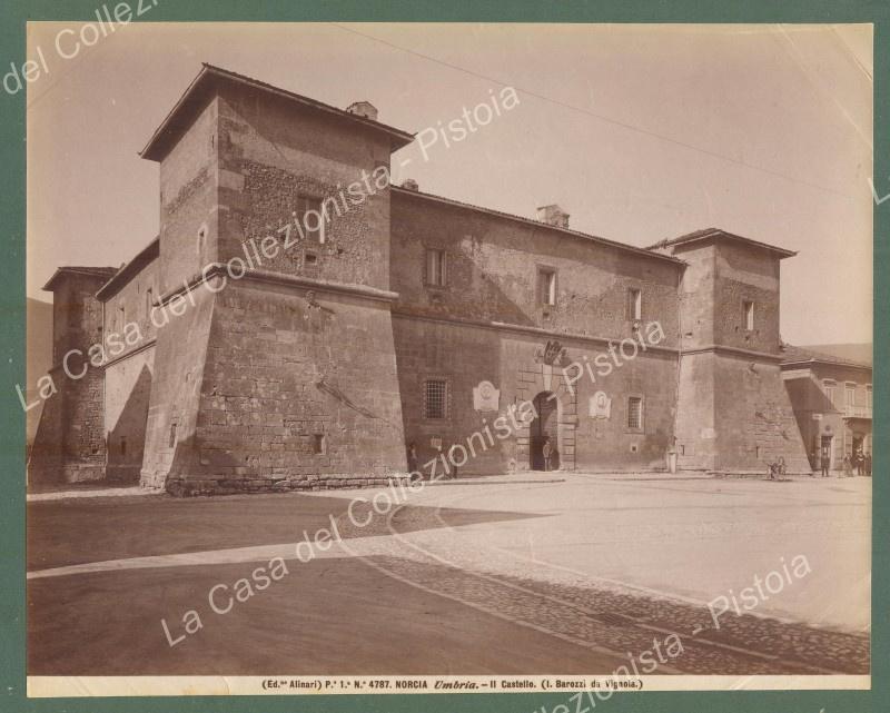 Umbria. NORCIA. Veduta esterna del castello con alcune persone. Foto …