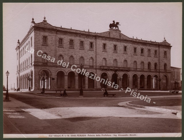 Umbria. PERUGIA. Palazzo della Prefettura e parte della piazza. Foto …