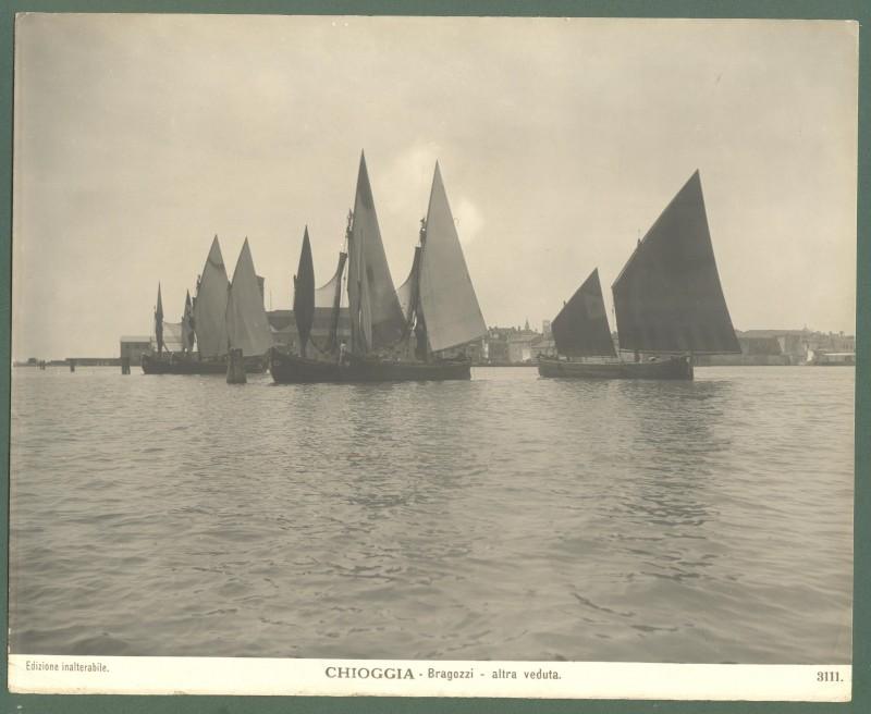 Veneto. CHIOGGIA, Venezia. Foto d&#39;epoca. Bragozzi, circa 1920.