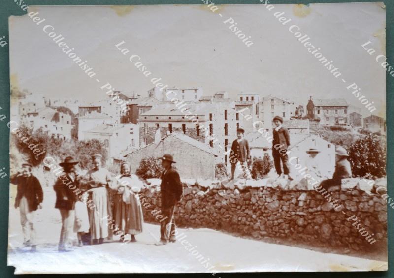 VICO, Frosinone. Primo piano di persone col paese sullo sfondo. …