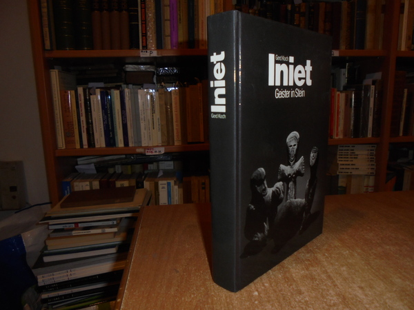 INIET Geister in Stein. Die Berliner Iniet-Figuren-Sammlung
