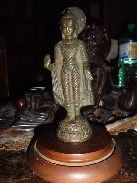 Statuetta in bronzo raffigurante il Buddha in piedi con la …