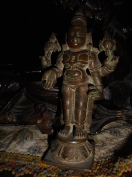 Statuetta in bronzo raffigurante Vishnu in piedi proveniente da Srinagar …