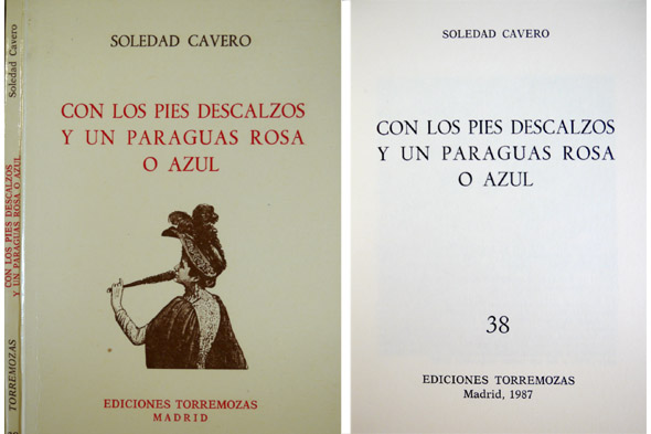 Con los pies descalzos y un paraguas rosa o azul. …