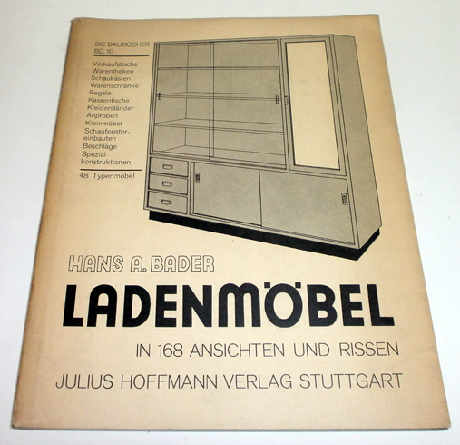 Ladenmöbel. Achtundvierzig moderne Typen von Verkauftischen, Warenschranken, Schaukästen, Kassen und …
