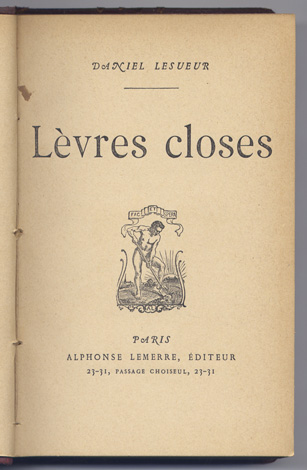 Lèvres closes.