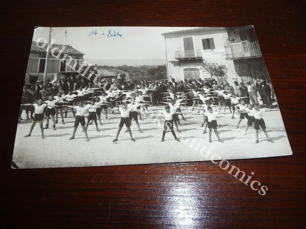 SAGGIO GINNICO FIGLI DELLA LUPA SU UNA PIAZZA DI PAESE …