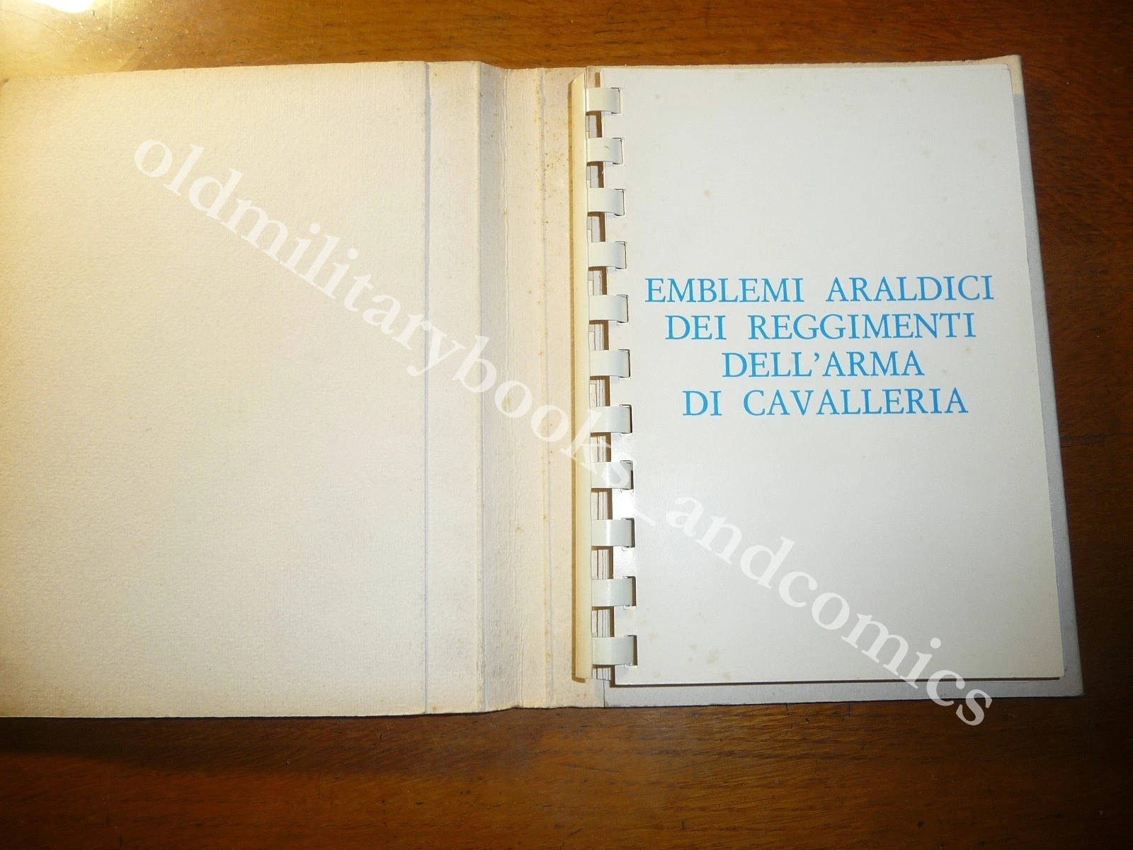 EMBLEMI ARALDICI DEI REGGIMENTI DELL'ARMA DI CAVALLERIA I 30 REGGIMENTI …