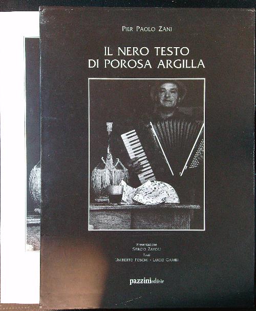 Il nero testo di porosa argilla