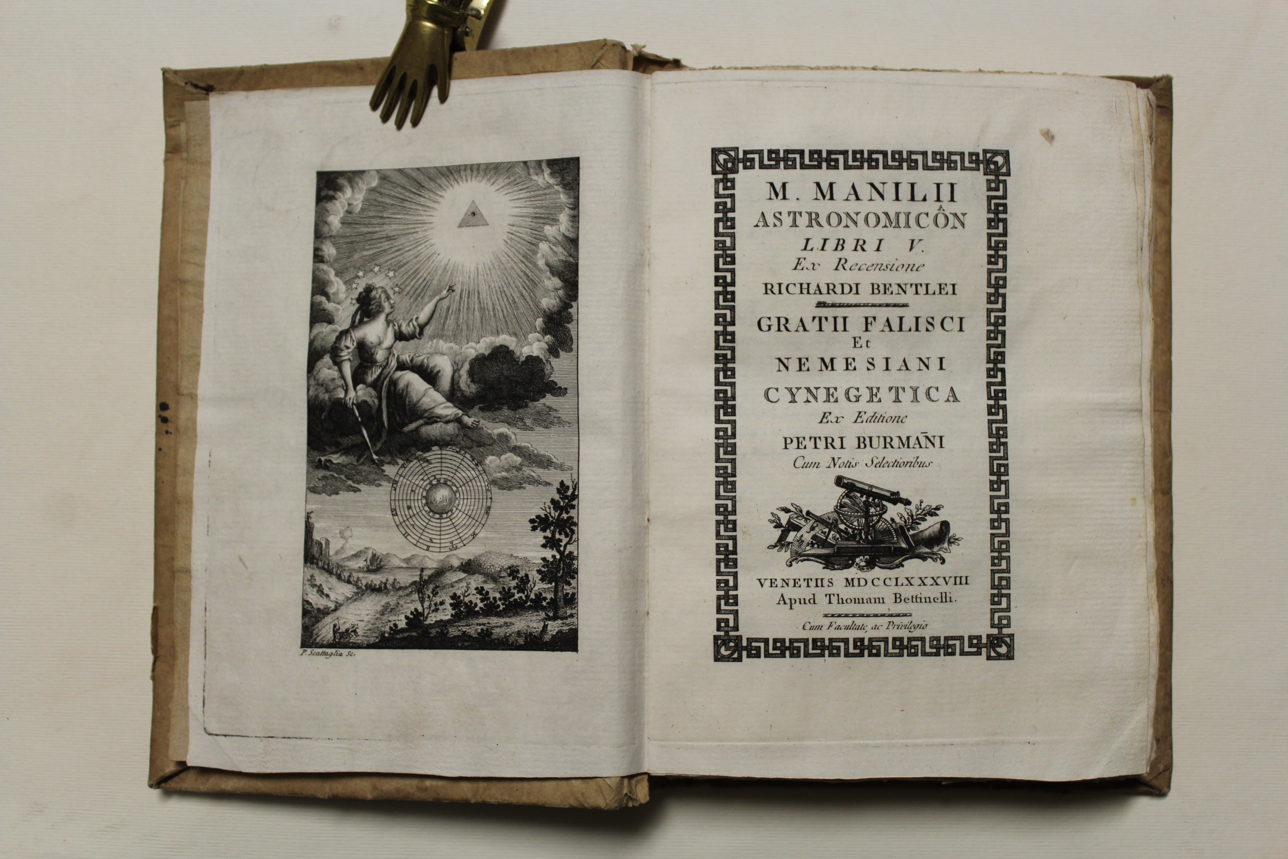 Astronomicon libri V. Ex recensione Richardi Bentlei. Gratii Falisci et …