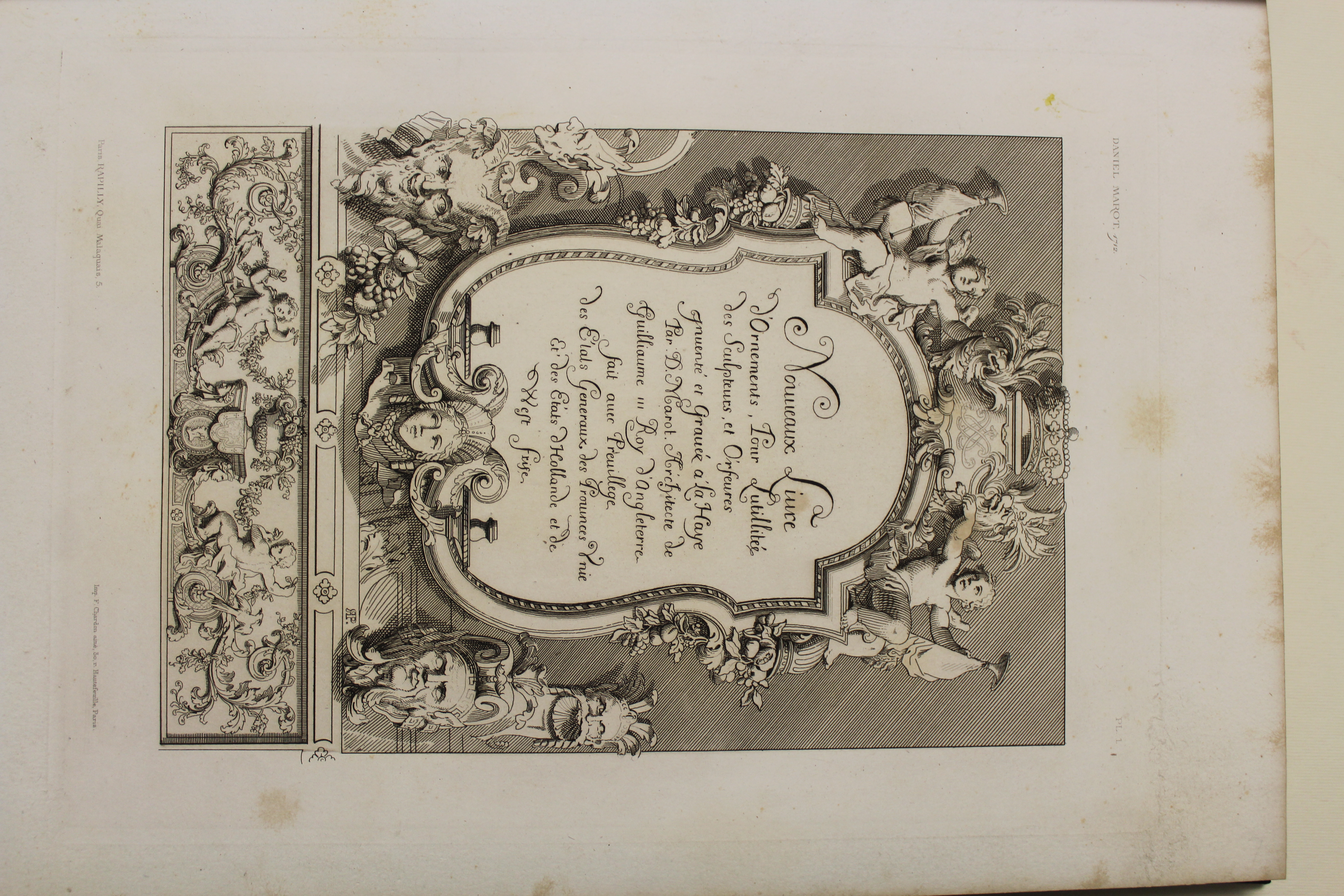 Nouveaux liure d'ornaments, pour l'utillitée des sculptures et orfeures inventé …