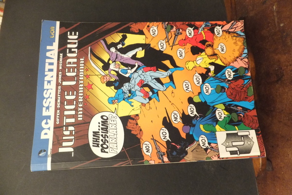 JUSTICE LEAGUE INTERNETIONAL - DC ESSENTIAL COMICS -9