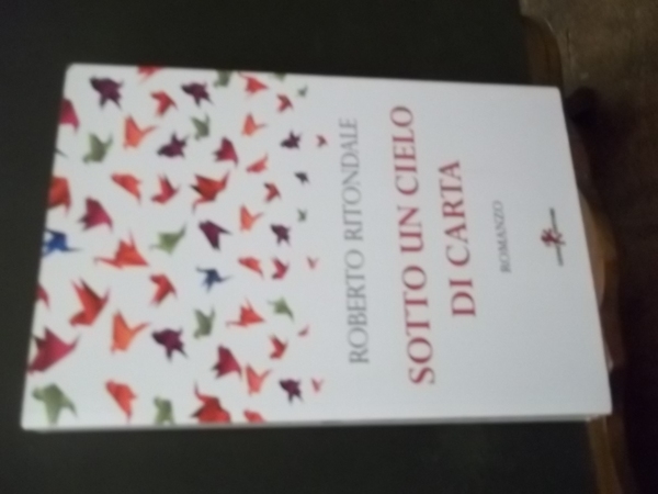 SOTTO UN CIELO DI CARTA