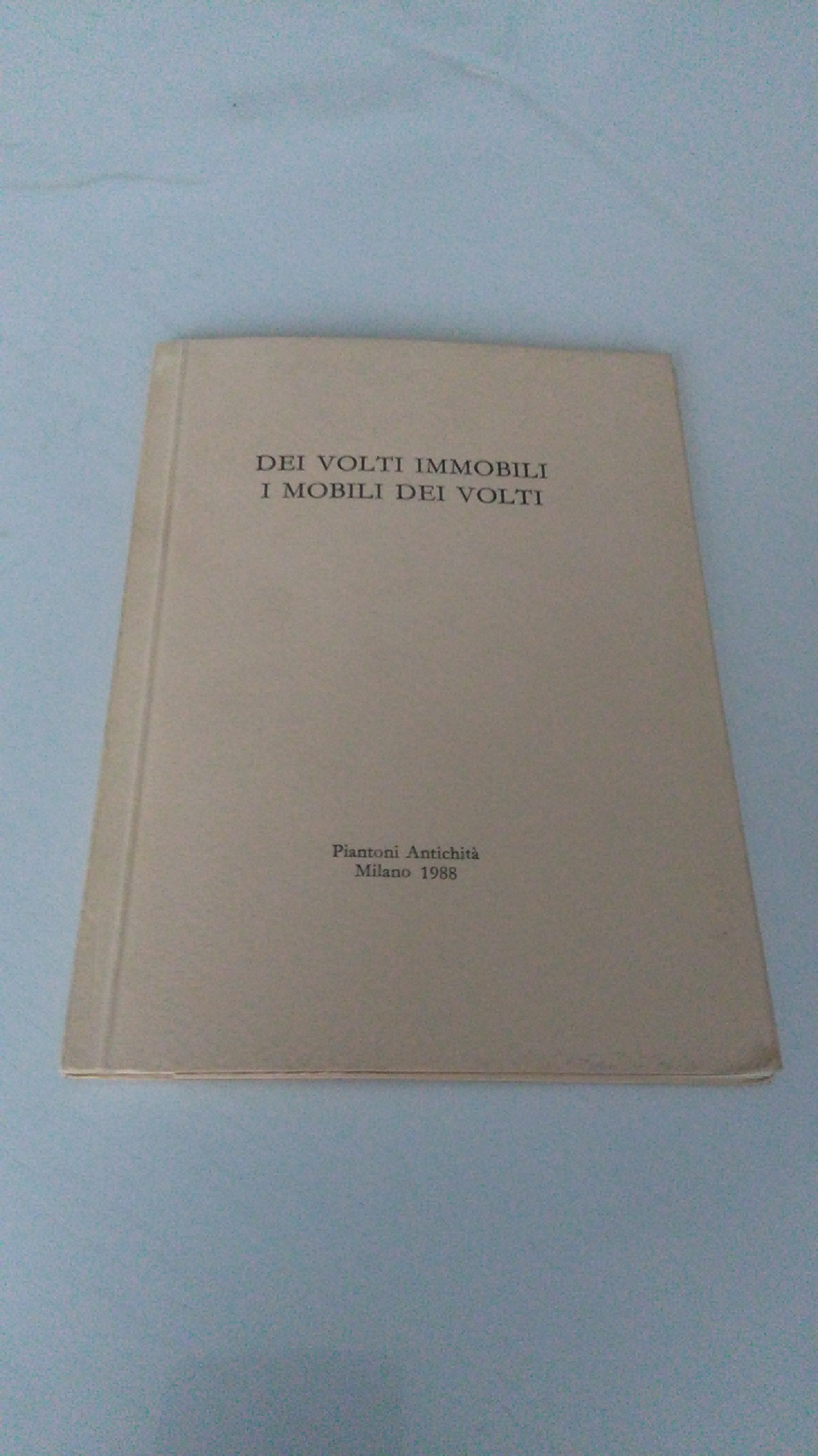 DEI VOLTI IMMOBILI. I MOBILI DEI VOLTI