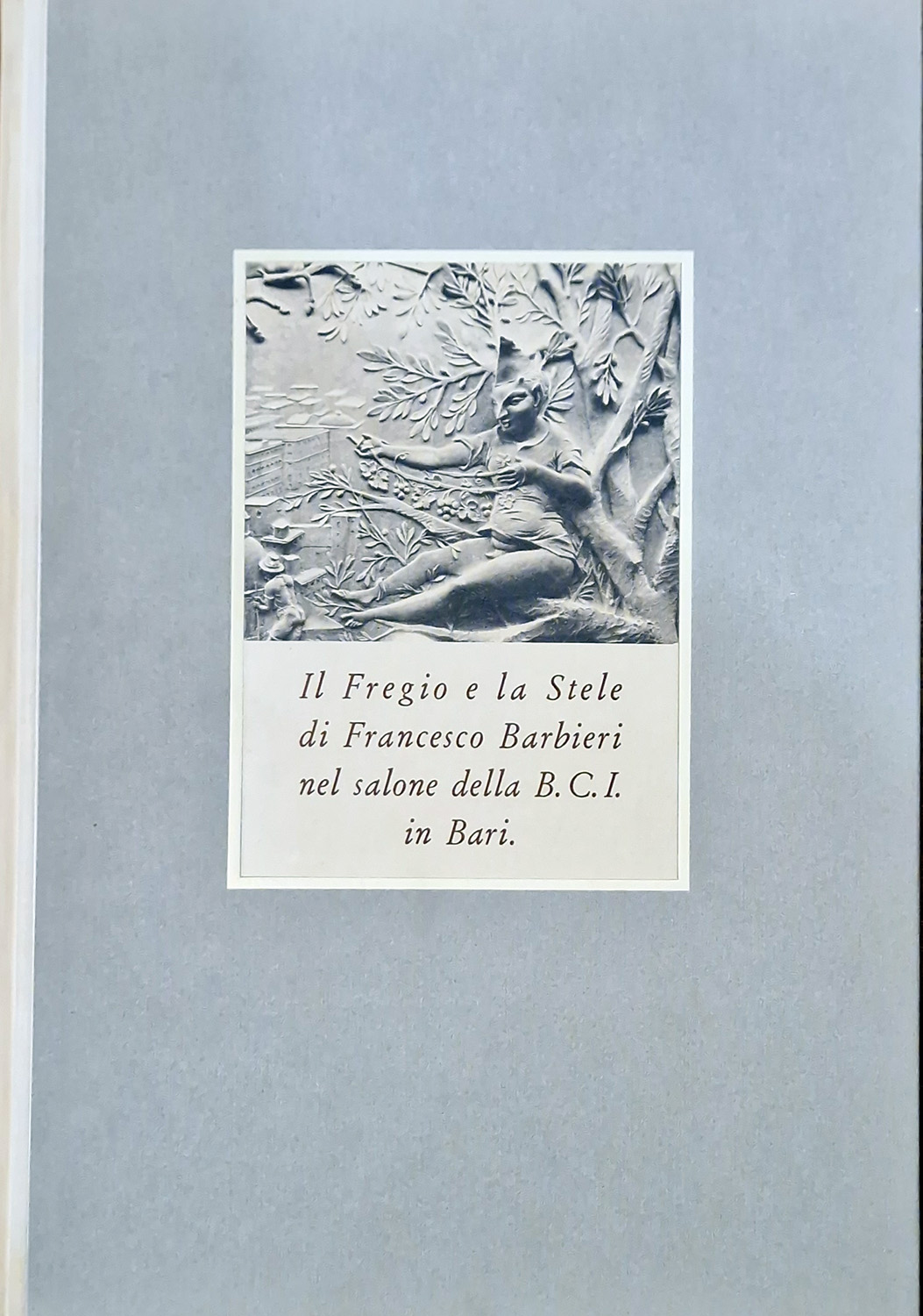 Il fregio e la stele nel salone della Banca Commerciale …
