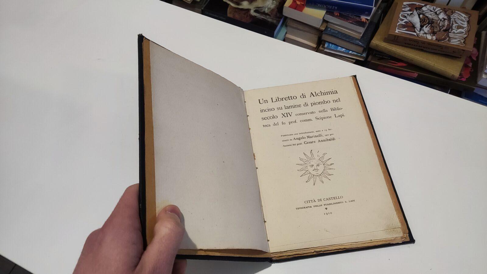 Un libretto di alchimia inciso su lamine di piombo nel …