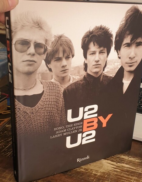 U2 by U2. Splendida monografia del famoso complesso musicale ricca …