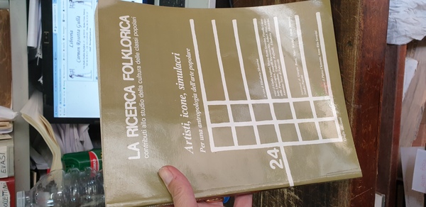 Artisti, icone, simulacri; per una antropologia dell'arte pololare. n° 24 …