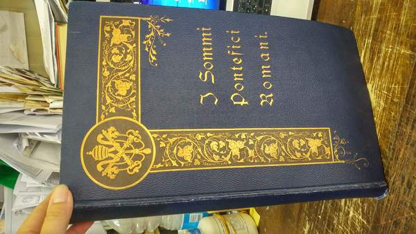 I Sommi Pontefici Romani. Raccolta di 264 cartoline in cromolitografia …