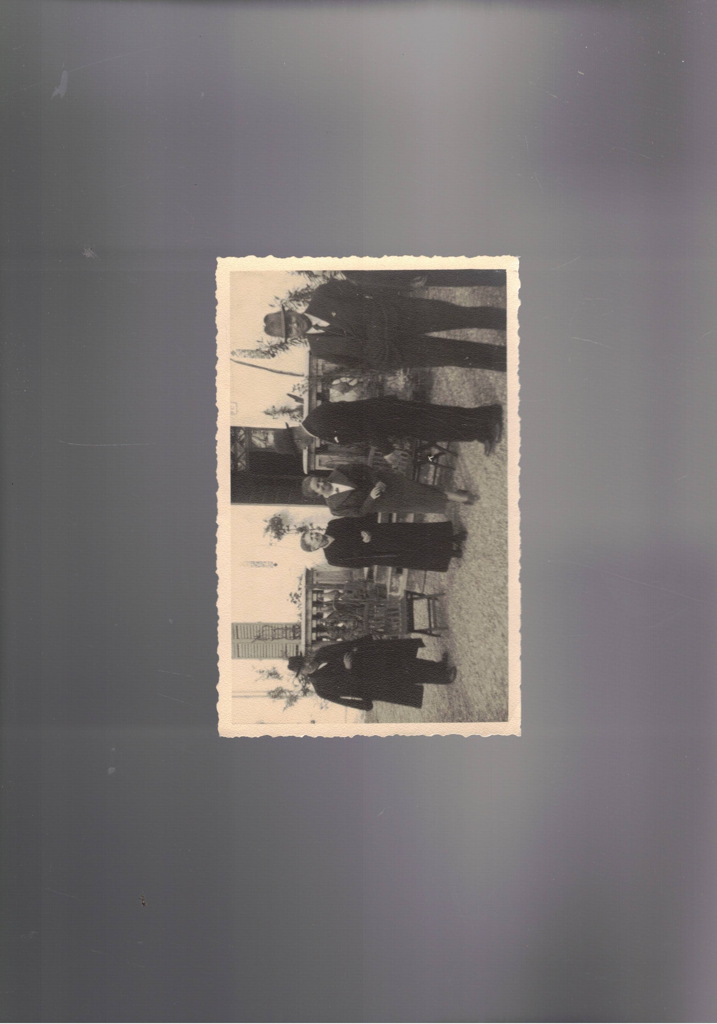 Fotografia di formato cm. 8,5 X 13,5. So presentei B. …