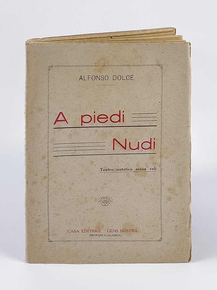 A piedi nudi. Teatro sintetico senza veli