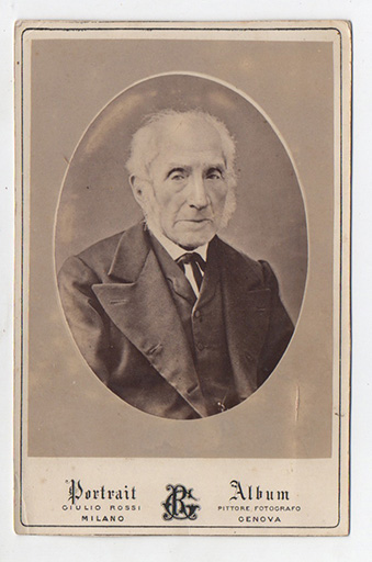 Ritratto fotografico dello scrittore a mezzo busto