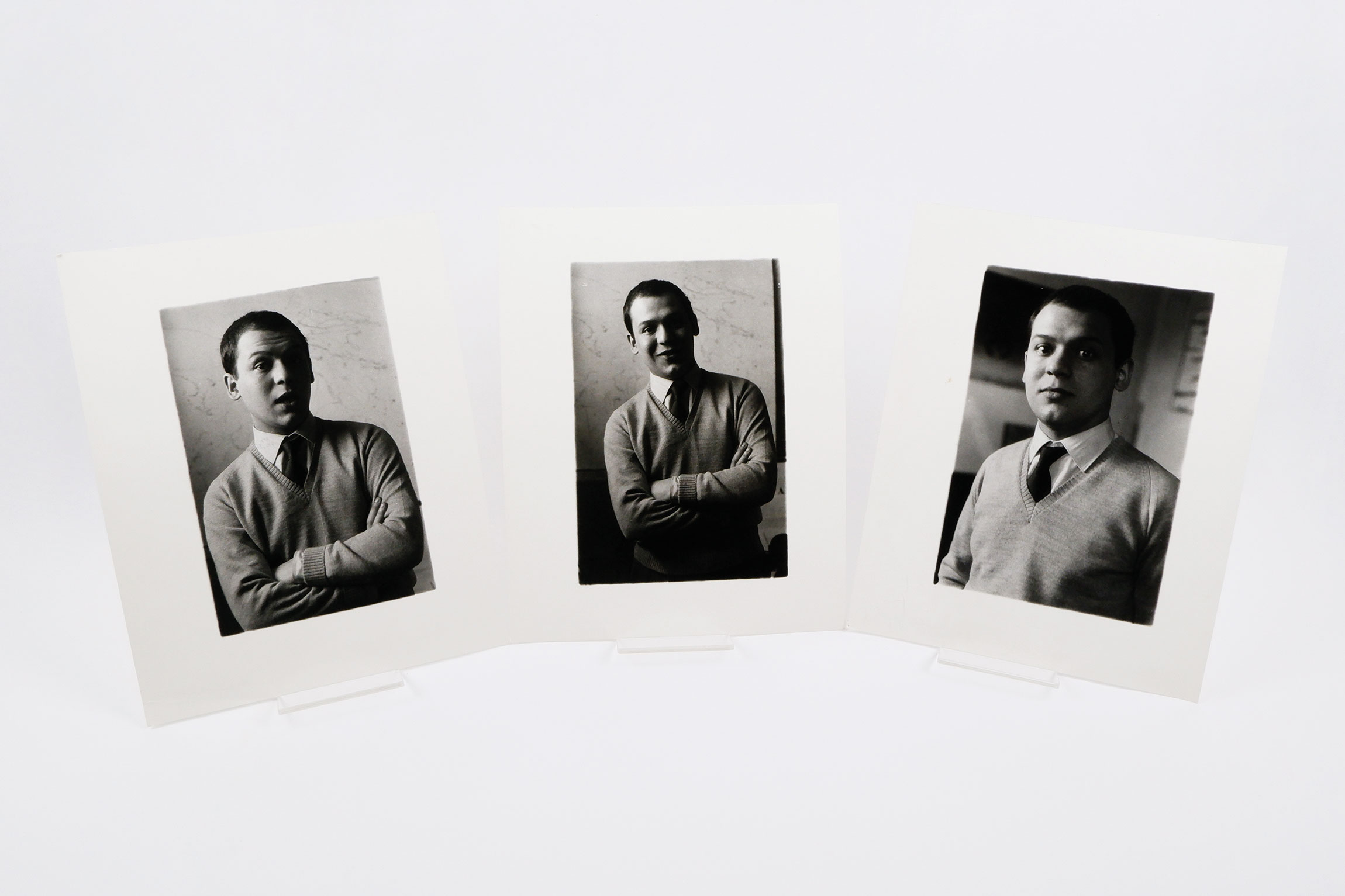 [Tre ritratti fotografici di Piero Manzoni nel suo studio nel …