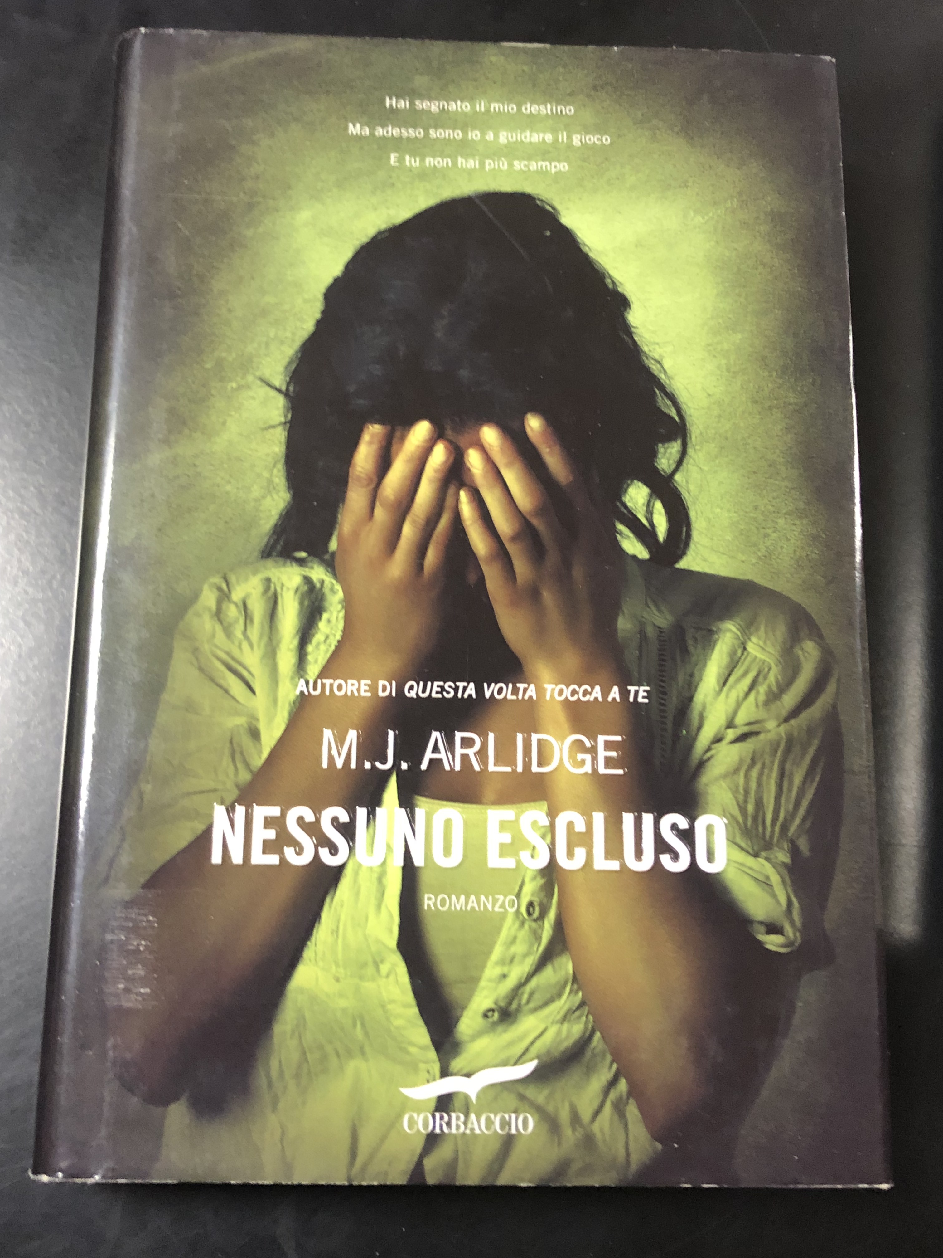 Arlidge M.J. Nessuno escluso. Corbaccio 2015.