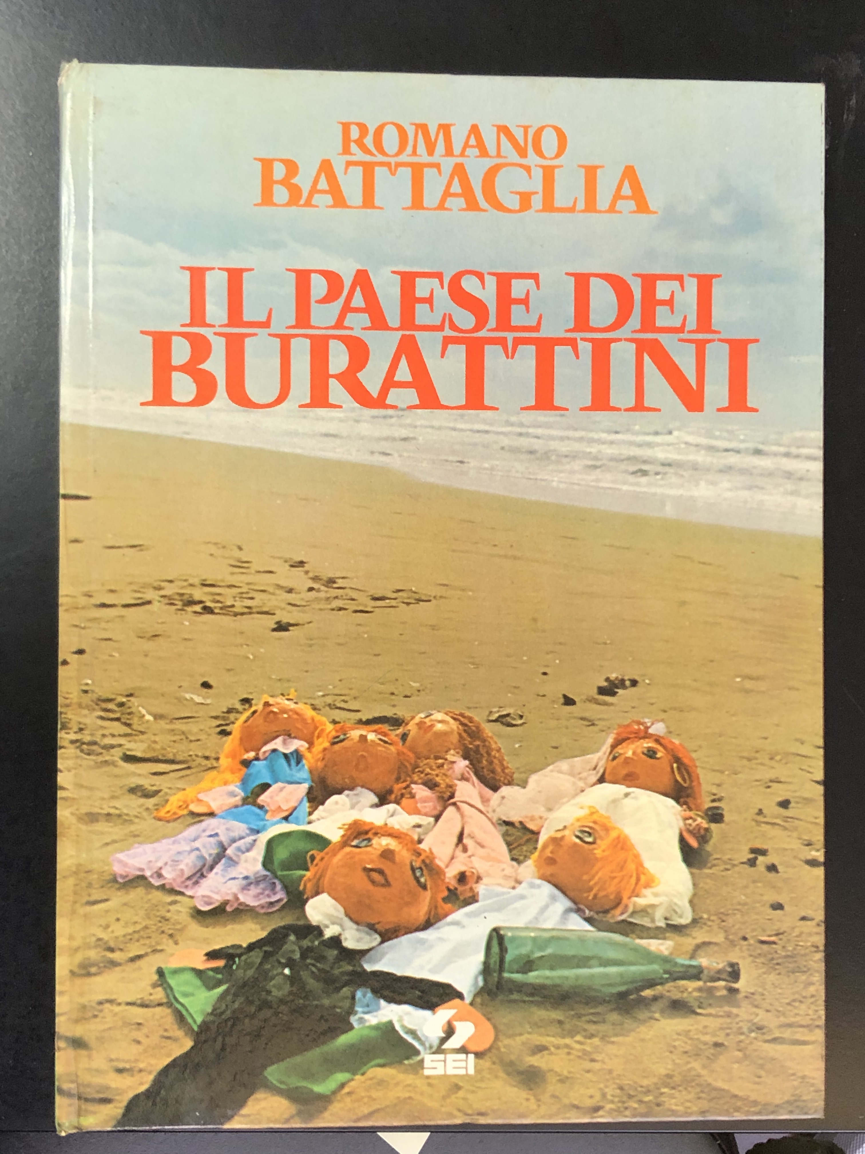 Battaglia Romano. Il paese dei burattini. SEI 1975. Con dedica …
