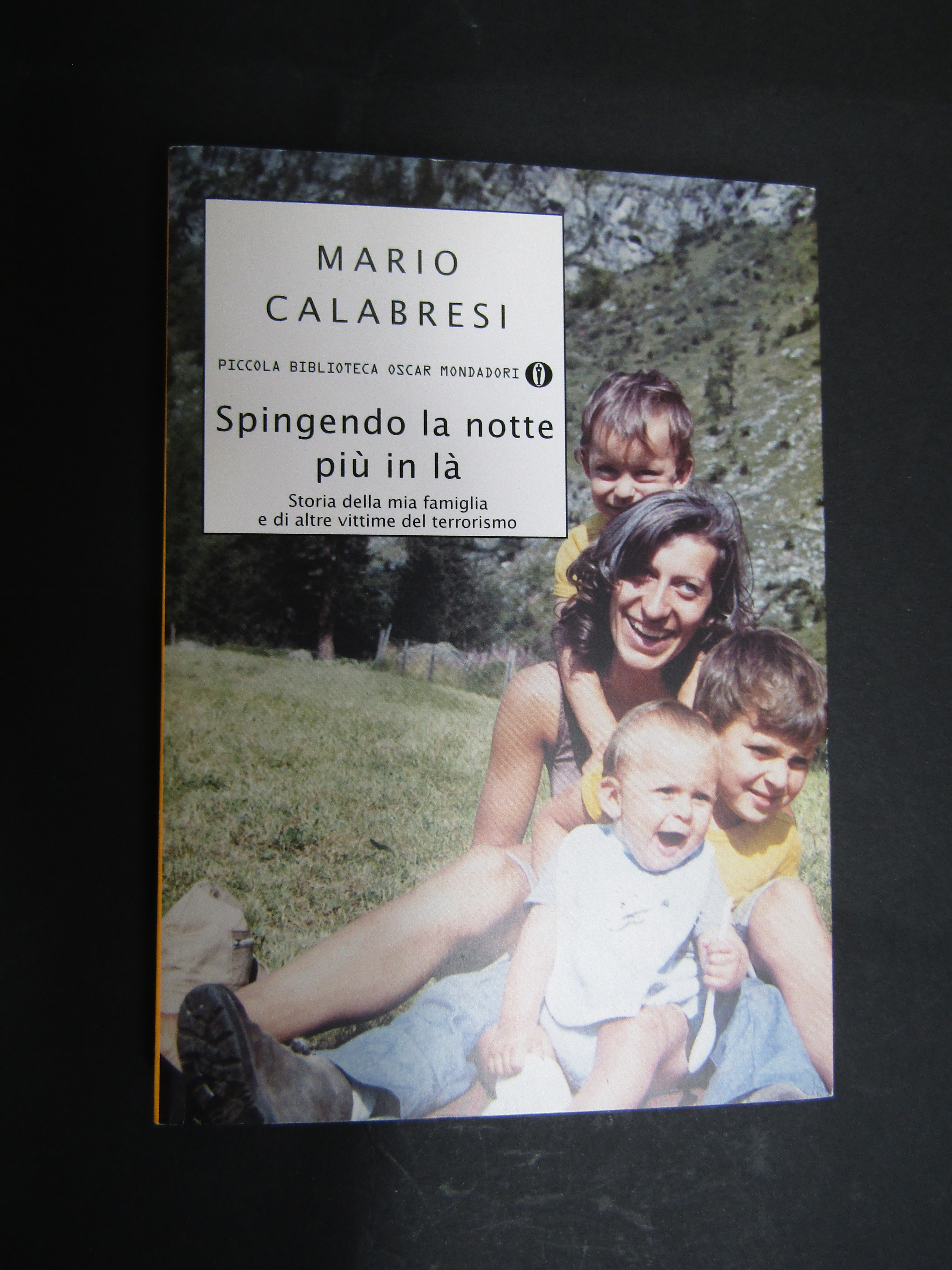 Calabresi Mario. Spingendo la notte più in là. Mondadori. 2012