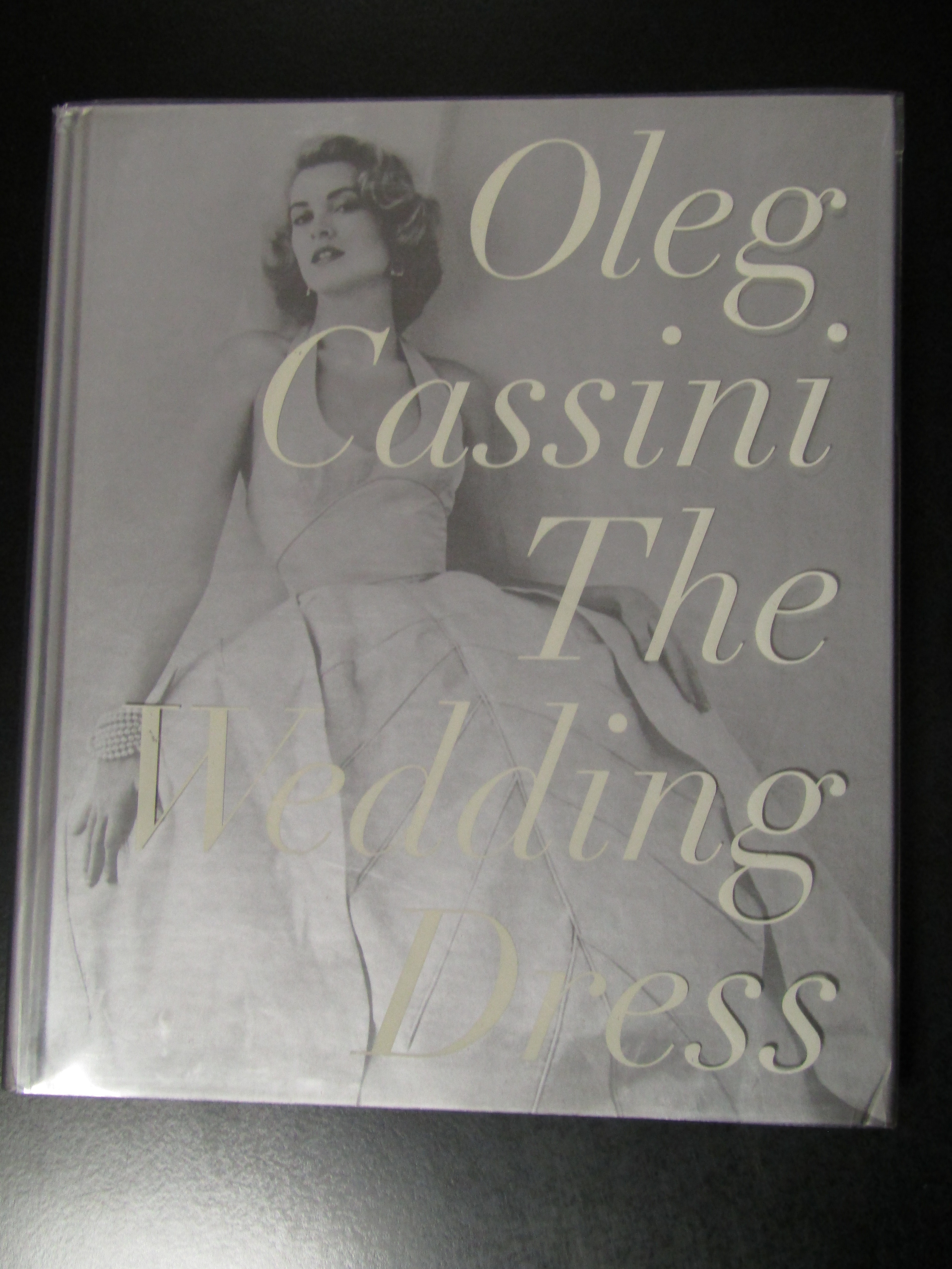 Cassini Oleg. The wedding dress. Rizzoli International 2010.