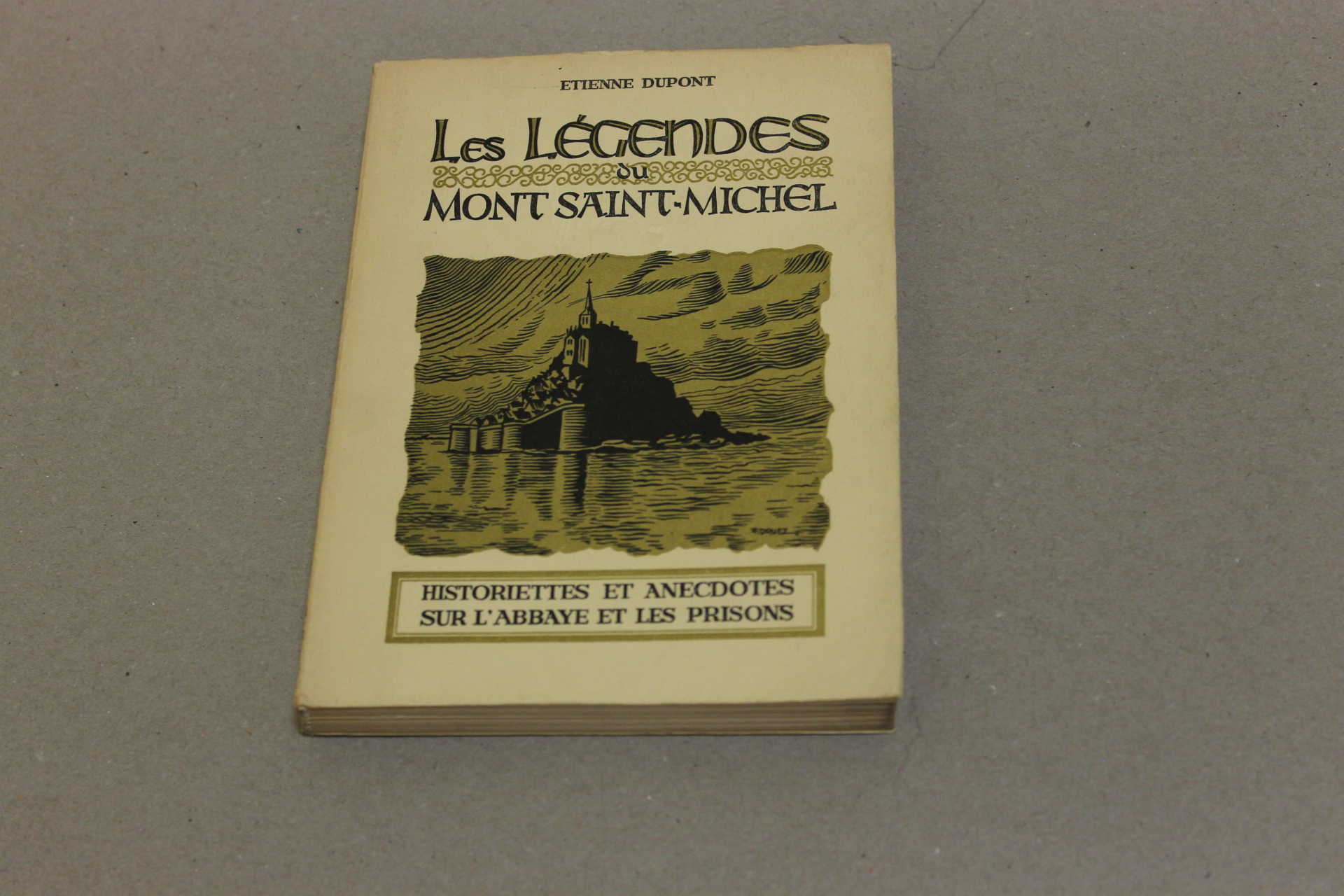 Etienne Dupont. Les légendes du Mont Saint-Michel. Editions Notre-Dame. 1969