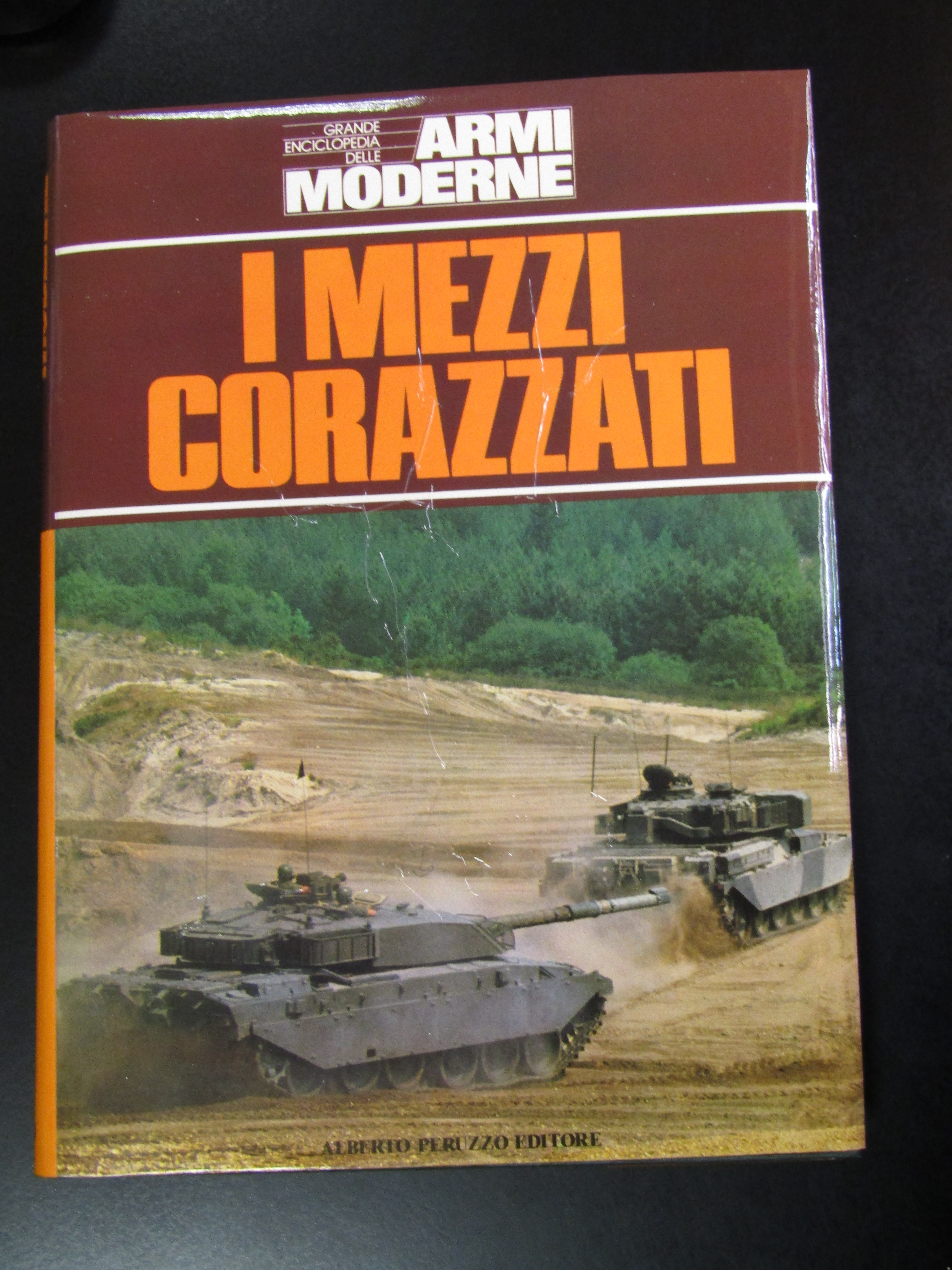 I mezzi corazzati. Alberto Peruzzo Editore 1984.